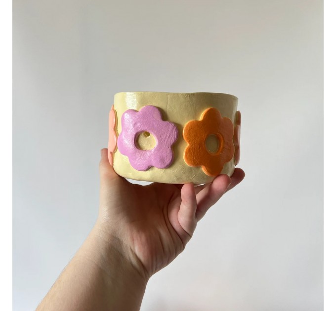 Small light beige crochet yarn bowl with pastel retro daisy