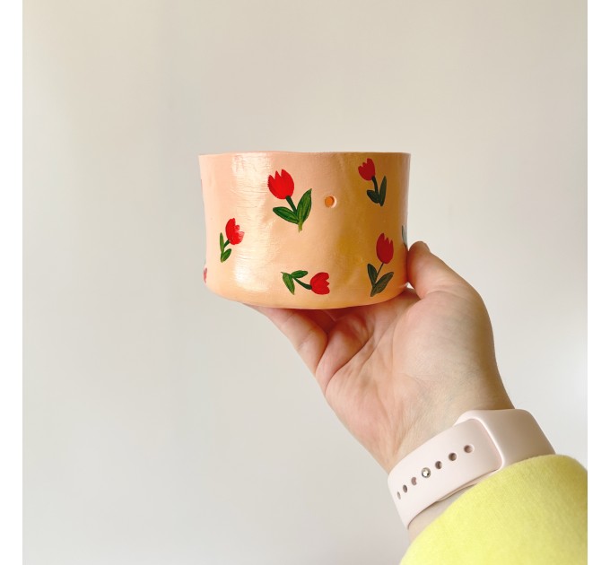 Small beige crochet yarn holder bowl with red tulip flowers Knitter gifts