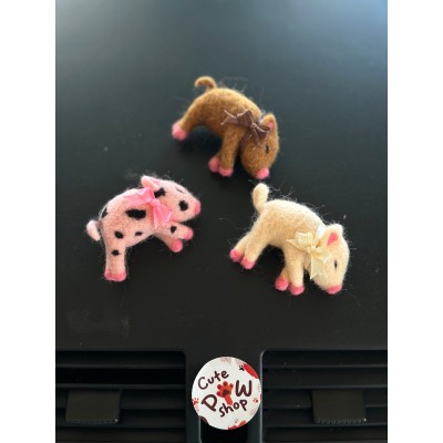 Lying pigs with bows car dashboard