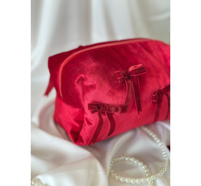 Medium red velvet cosmetic bag with bows